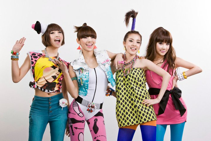 曾經是韓國樂團頂級女團代表的2NE1,不僅可以說是韓國K-POP女團的「嘻哈始祖」,獨特風格和好成績至今仍是許多粉絲中難以代替的存在,可惜的是在歷經空白期,以及成員朴春涉及禁藥事件後,曾經紅及一時的2NE1逐漸少了在螢幕上亮相的機會,隨著忙內Minzy離團、2ne1朴春離開YG,2NE1似乎也只能成為粉絲心中的回憶...