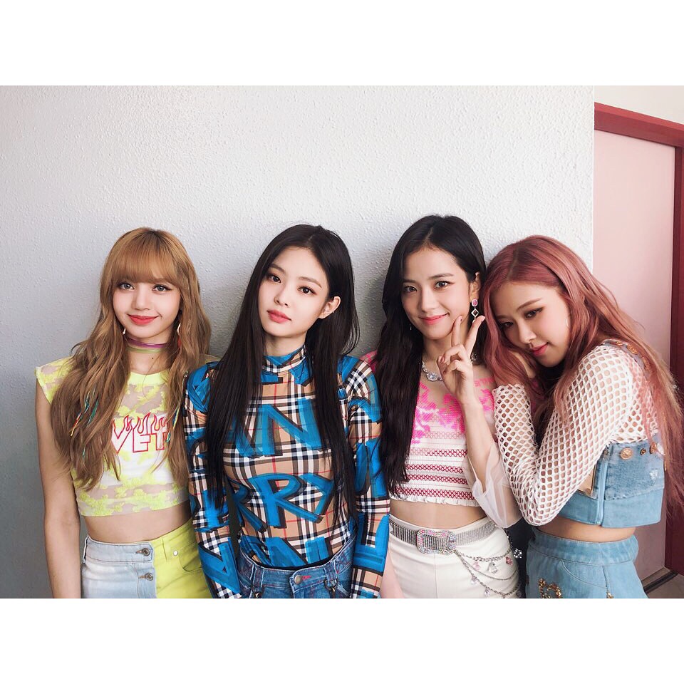 之後接著說:「BLACKPINK是追求時尚潮流的人會喜歡的團」、「如果說TWICE這類的團體是為了一般大眾的話,BLACKPINK則是為了能理解時尚的人的團體。」