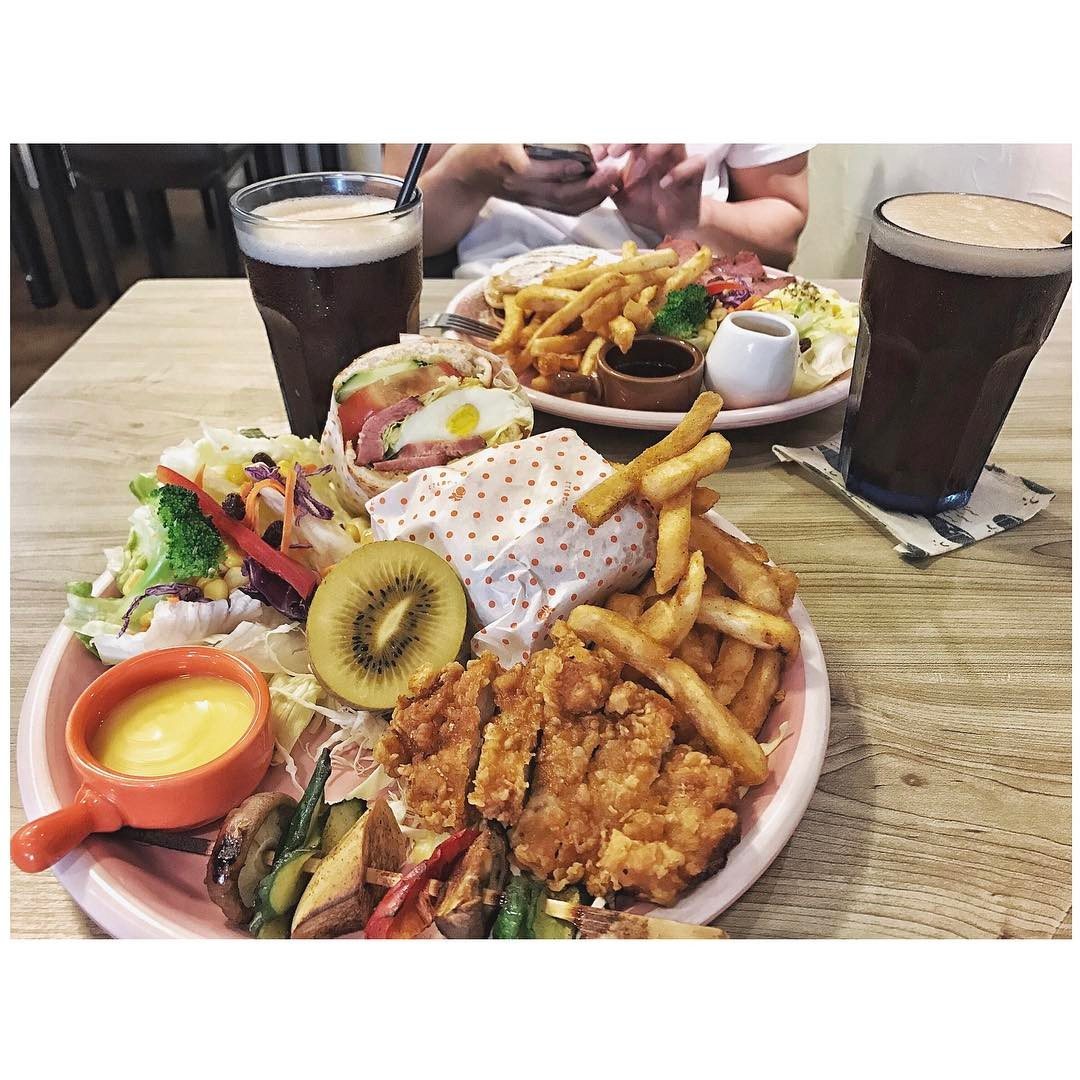 4、穅村 Country Brunch
看圖片就知道餐點份量非常多,若是小食量女孩誠心建議與人分食,不然可就要浪費食物了。咔拉雞早午餐有豬排、生菜、滑蛋、水果、薯條、烤菇串,醬料也都另外放,還附一杯飲品,看到這些你還不心動嗎?
地址:台中市北屯區進化北路63巷4號
電話: 04-22358918
營業時間:10:00-18:00
