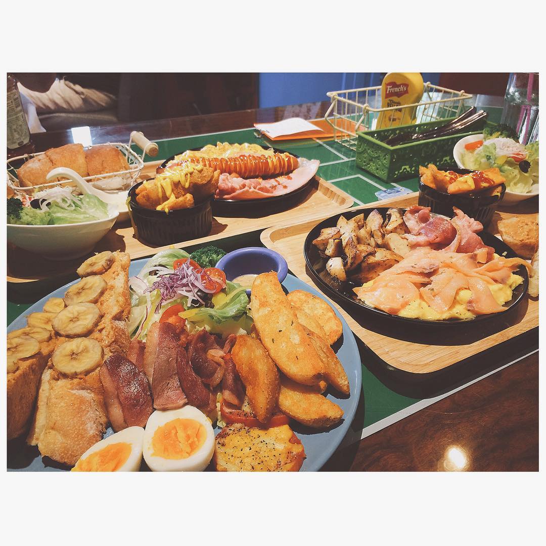7、All-in Burger【飽庫】
菜單選擇非常多樣,包準你看到眼花撩亂,若有選擇障礙的你絕對會耗費許多時間,漢堡可以自製配料打造一個專屬於你的漢堡,份量非常多,量好實在,是大家聚餐的好選擇。
地址:台中市北區三民路三段131巷12號
電話:04-22251117
營業時間:平日10:30-20:00/假日9:30-20:00