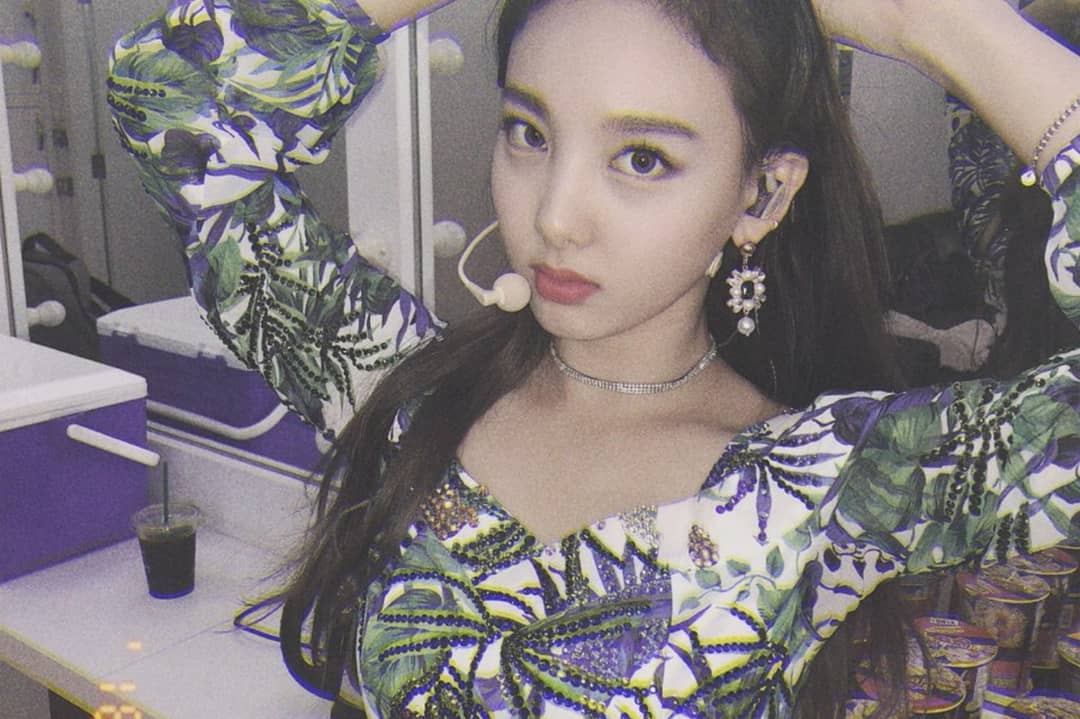 # TWICE - 娜璉
娜璉在通過JYP的公開選拔後,曾以練習生的身分和男星金秀賢拍攝過服飾廣告,更多次出現在前輩的音樂作品中,眼尖的粉絲們都有發現娜璉的身影了嗎?