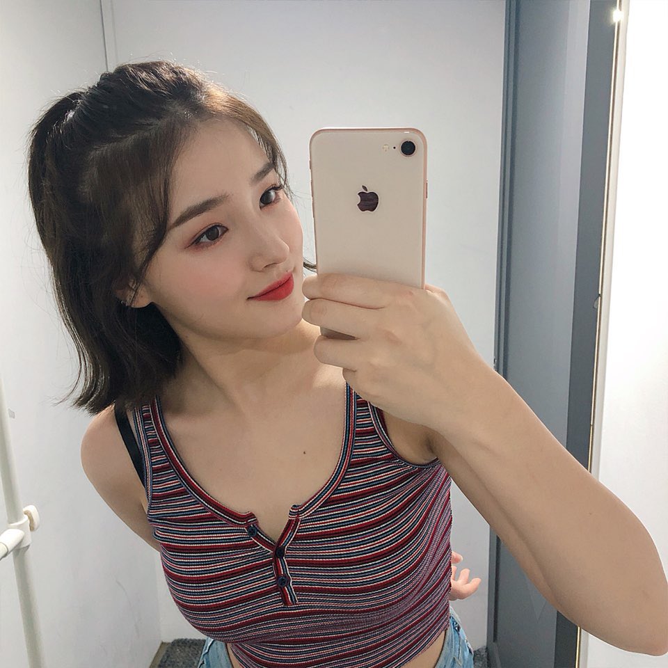 # MOMOLAND - Nancy
Nancy在正式出道前曾拍攝過廣告,也因精緻的混血臉龐累積了不少死忠粉絲,憑藉著歌曲《BBoom BBoom》爆紅的MOMOLAND,外型亮眼的門面Nancy也瞬間受到了大眾的關注!