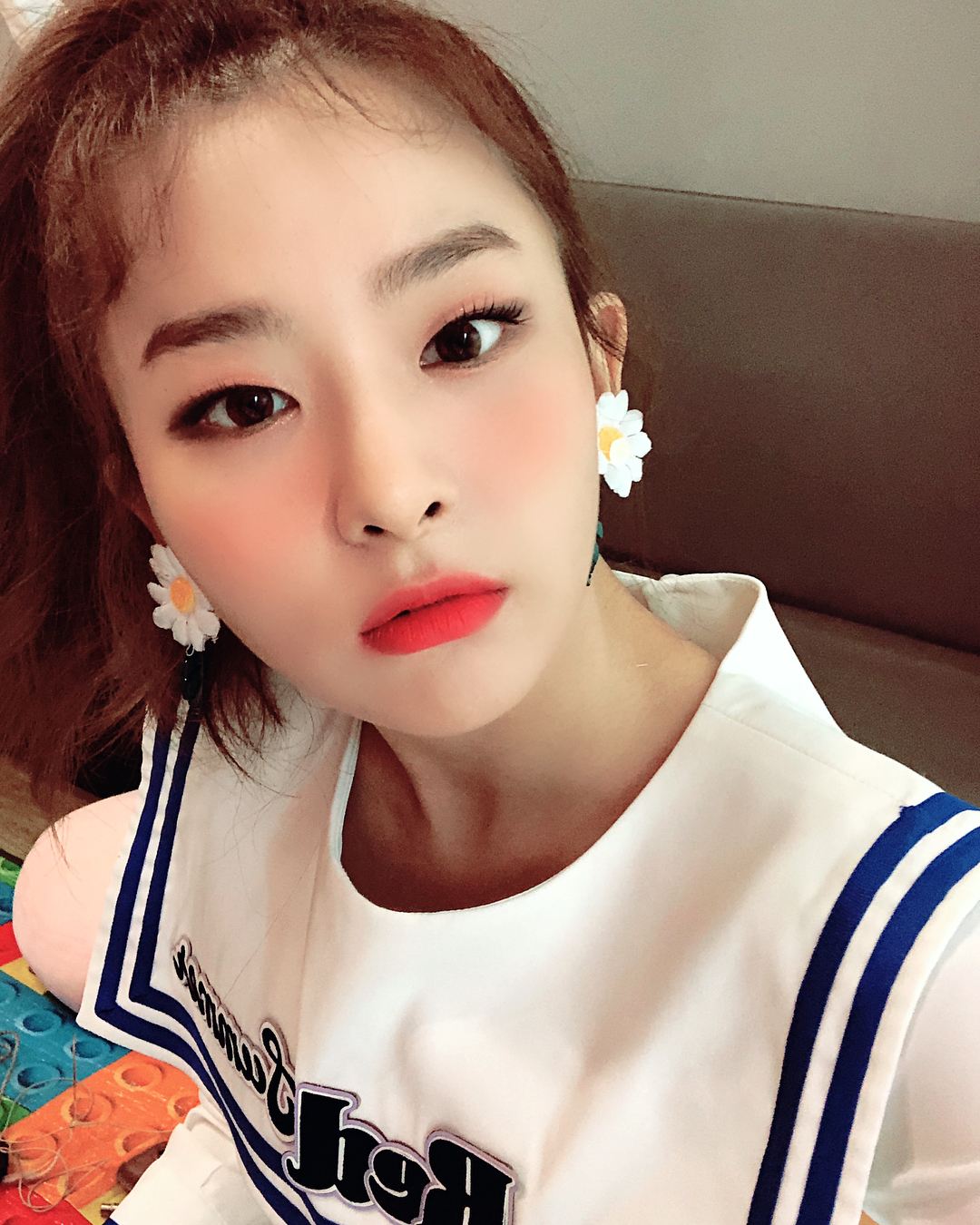 # Red Velvet - SEULGI
除了Irene之外瑟琪在練習生時期也很出名,而最有名的事蹟當然還是SJ前輩圭賢在節目上提到SM裡有個還沒出道的練習生叫瑟琪,不僅誇獎瑟琪可愛也說她很有才華。