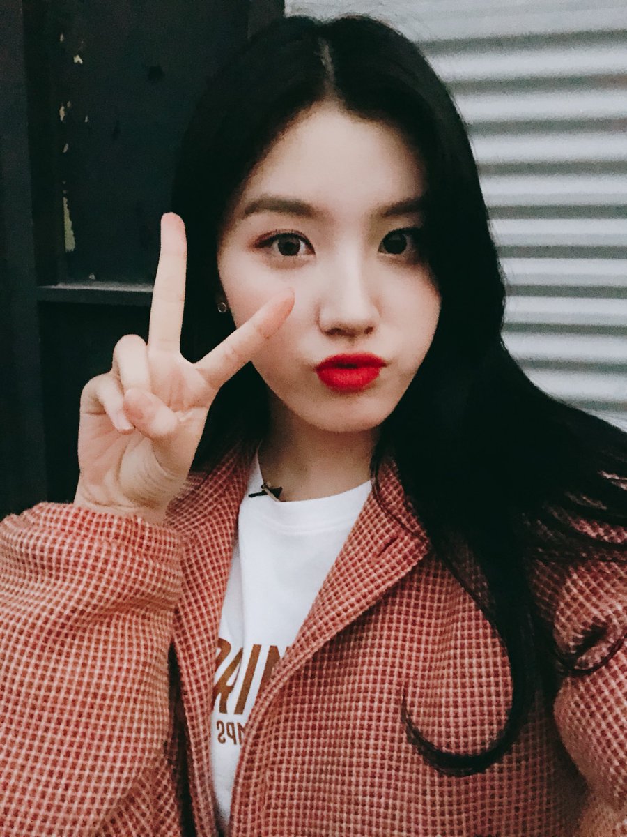 # PRISTIN - 施妍
被叫做「P社小公主」之前,施妍的經歷可說是相當精彩,作為童星出道的施妍曾在年幼時期拍攝過許多廣告及電視劇,後來因參加選秀節目《PRODUCE 101》而廣為人知!