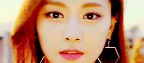 不過雖然《SIXTEEN》成功打造出了TWICE,卻也為JYP帶來了一筆不小的損失,《SIXTEEN》結束後沒被選上的練習生都紛紛選擇離開JYP,最後竟僅剩下一人留在JYP,讓我們一起來看看是哪一位吧~