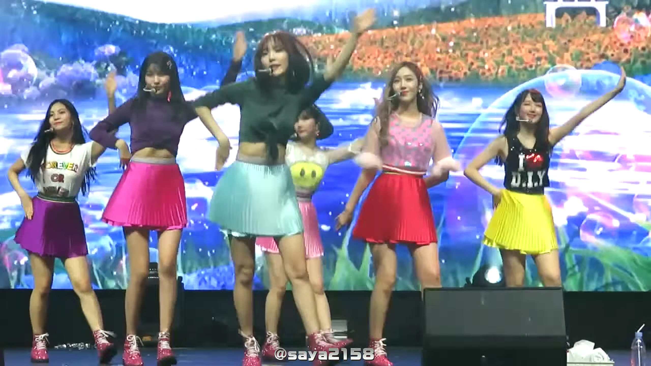 在當天演唱會上,GFRIEND正在表演歌曲<LOVE WHISPER>,成員們鮮豔的服裝跟華麗的舞蹈吸引粉絲們的視線,不過SinB卻被發現有些狀況,因為本來該是舉起手的編舞,SinB的手卻還在下方...