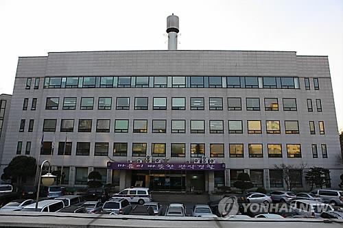 警方於上月26日表示,某高中生因涉及在首爾大學女廁非法拍攝(偷拍)案件被逮捕。首爾冠岳區警察局表示,前日在首爾大學被逮捕的該名高中生涉及違反性暴力犯罪處罰相關特例法,於今日上午被拘捕。該名高中生在不同場拍攝了數十張偷拍照片。