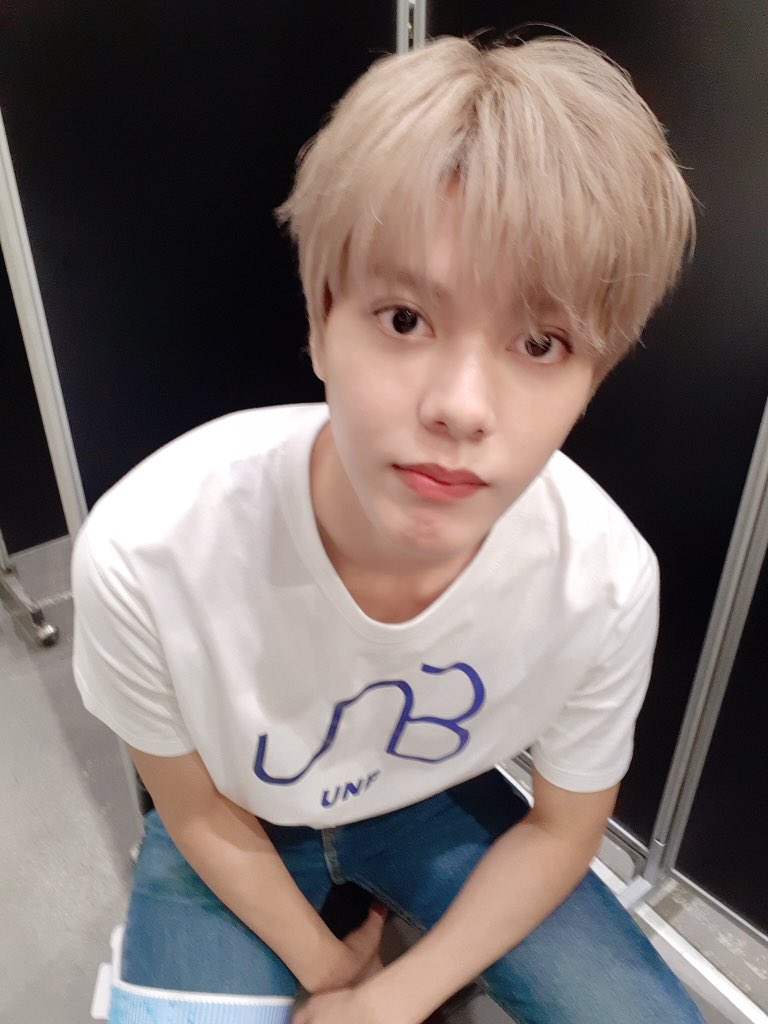 男子團體「UNB」團員韓率在練習歌曲「Black Heart」時,不慎弄傷腿部,所以暫時退出團體活動。然而韓率雖然受傷了,但為了與紛絲們見面,仍然前往日本參與演唱會演出,希望他能好好地養傷,以健康帥氣的樣貌回歸!