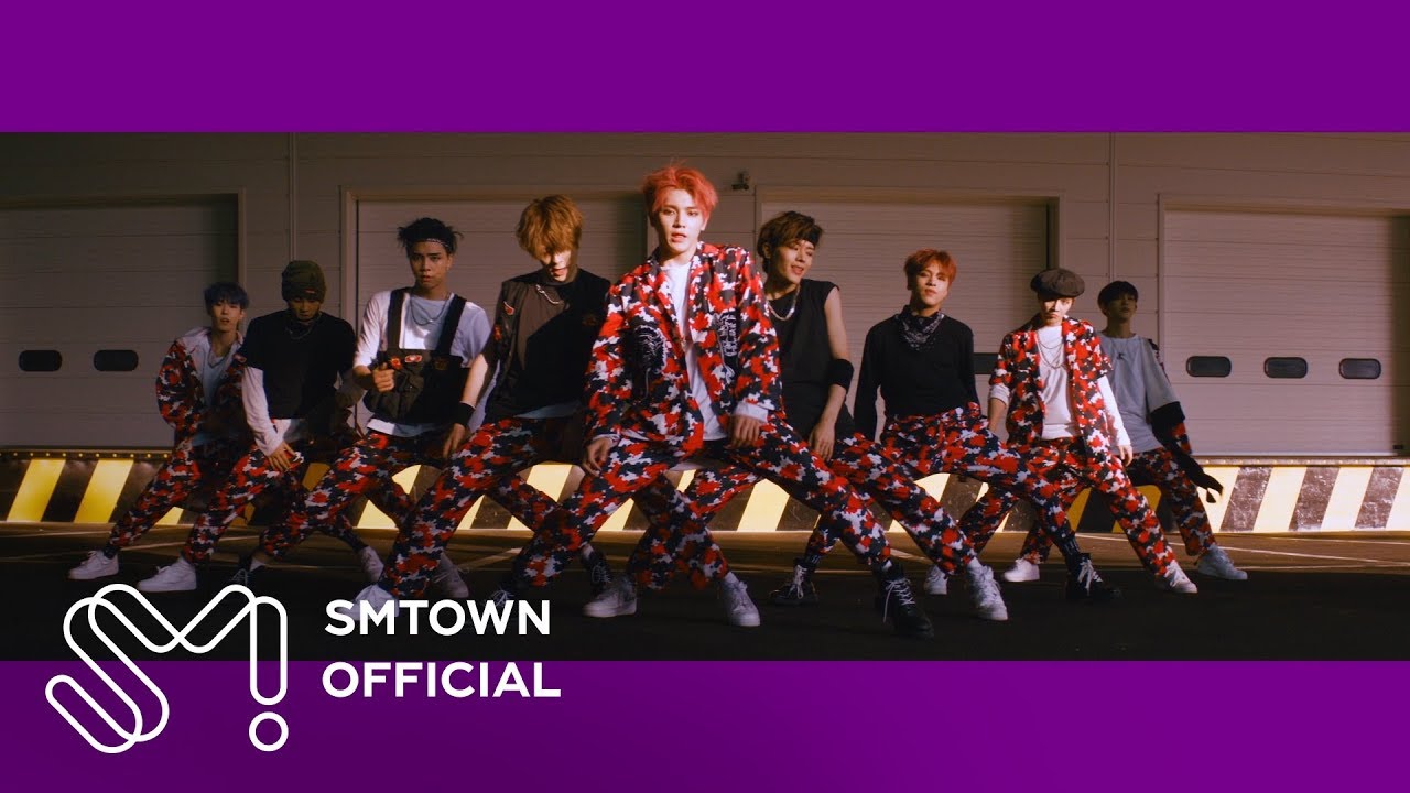 子團NCT127的歌曲「Cherry Bomb」的歌詞中有一句「빨리빨리 피해 right Cherry bomb feel it yum」,當唱到這句時,有兩個舞蹈動作,分別是右手食指戳臉頰以及親吻一下手指頭。