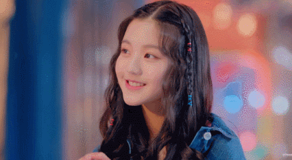 #張元英
與宥真同為STARSHIP娛樂練習生的元英,在參加《PD48》前其實就出演過同公司前輩YDPP的《LOVE IT LIVE IT》MV了阿!另外,元英也因為偶像級的外貌在網路上有一定的討論度,忙內LINE的元英今年才要滿14歲,未來真的無可限量阿!