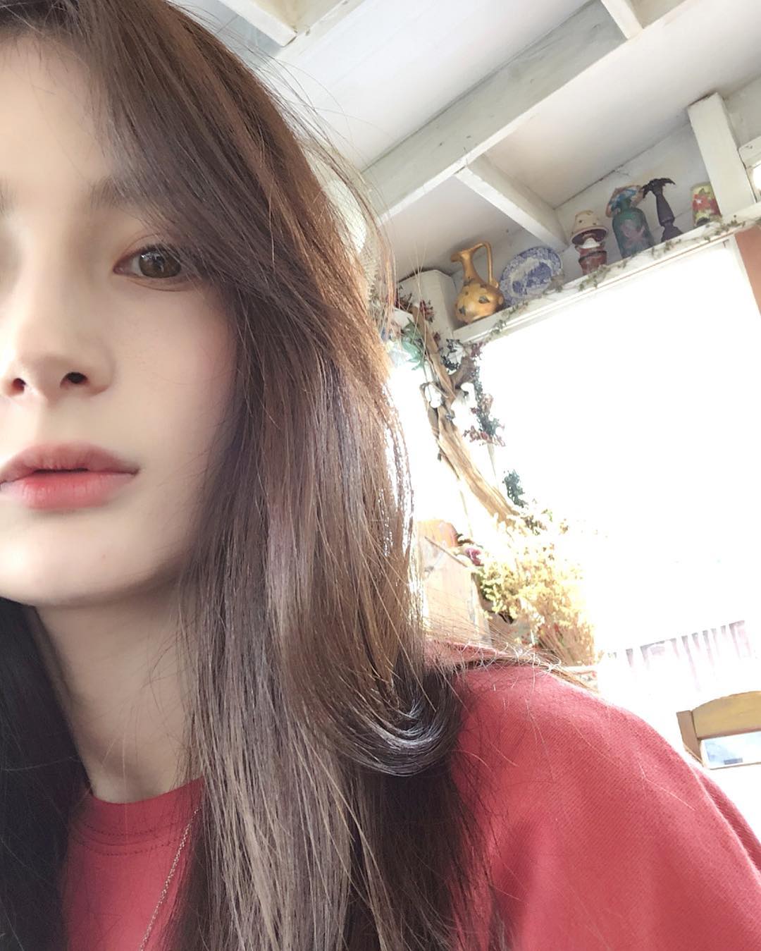 她是已經在韓國待了3、4年的俄羅斯籍練習生Swetlana(스웨틀라나),過去也曾經出演過《非首腦會談》(第152集)而引起不少討論。明明是俄羅斯人卻讓人有她是韓國人的錯覺對吧?甚至Swetlana也真的有自己的韓文名字叫做「劉仁妃(音譯유인비)」!這個韓文名字是不是很適合她呢?