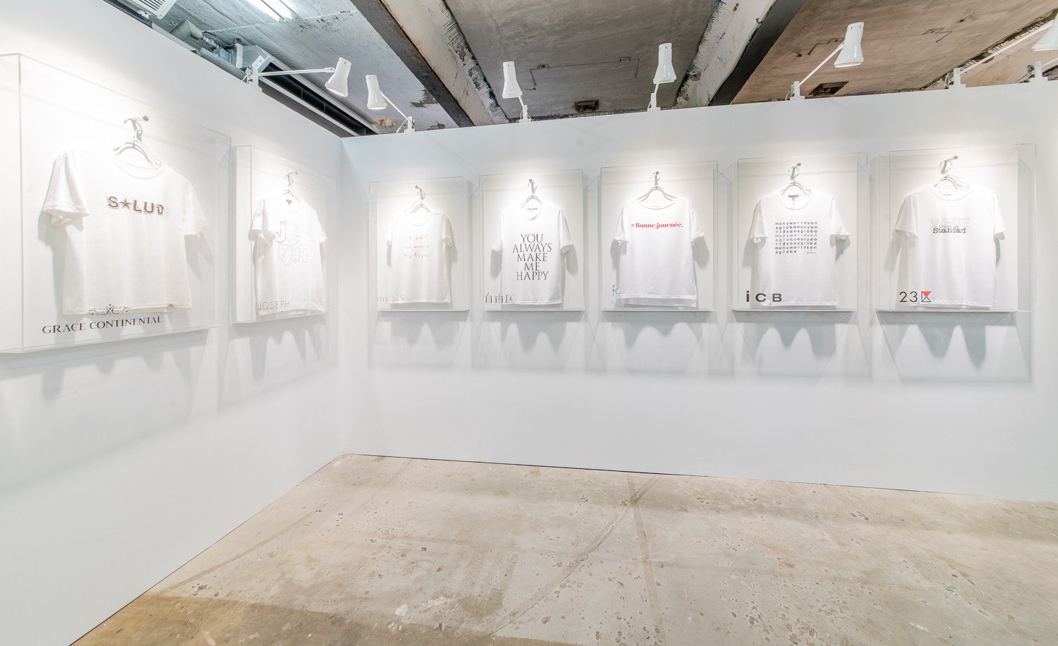 不僅如此,這次的20周年紀念展也推出了限量T,結合各個品牌的特色,共有七款不同的造型,數量有限,絕對是賣完就沒了啊TT另外如果在現場口渴也沒關係,本次活動和時尚文青飲料店《不要對我尖叫》合作,推出經典聯名時尚茶飲,在外面可是買不到的喔!