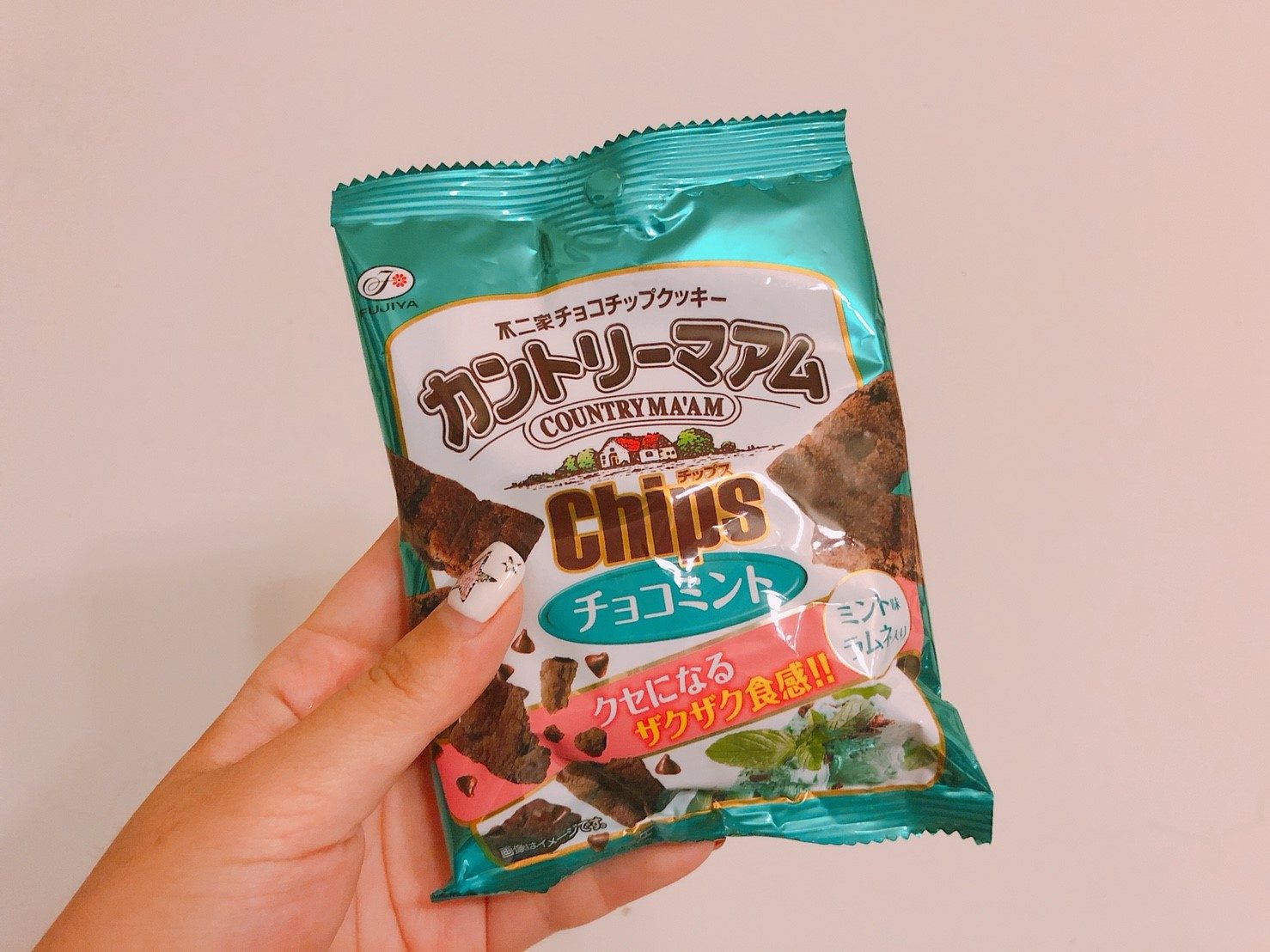 不二家的鄉村風的巧克力餅乾超級好吃,小編很推薦大家可以買來吃吃看,咖茲咖茲的脆口感完全停不下來,炎熱的夏天吃也不膩口。這款雖然說是薄荷巧克力口味,但沒有甚麼薄荷味,不過可愛的薄荷綠包裝還是必須入手的!
