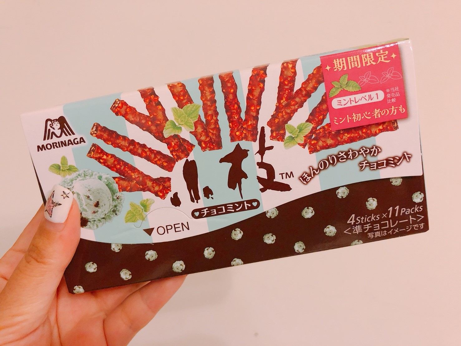 口感脆脆、小小一包攜帶方便的森永小枝系列,吃貨應該都不陌生吧〜。好吃的小枝巧克力也推出薄荷巧克力搶搭風潮,薄荷味並不嗆辣,就算是平常不敢吃薄荷的小朋友也可以接受唷!