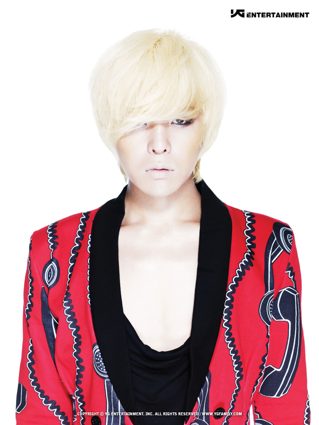 今日的國際巨星「G-Dragon」在十年前推出他的首張專輯「Heartbreaker」,同名主打「Heartbreaker」不僅空降多個音源榜一位,在有些線上榜單更是全專入榜! 他染的一頭金髮也掀起一股模仿潮,10年前也才21歲的GD就有那麼大的影響力! 不只主打歌,專輯中的每一首歌都非常推薦大家去聽!!
