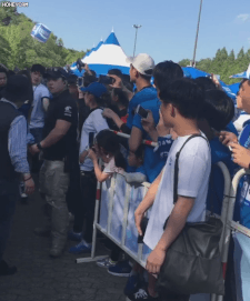 偷拍偶像的事件層出不窮,就連TWICE的子瑜也曾經在公演的公開場合的路上,發現疑似想要偷拍子瑜裙底風光的男子,而這位男粉絲的舉動當然也引起大批粉絲的憤怒...只能說偶像真的是極限職業阿ㅠㅠ也希望粉絲們都能更尊重自己的偶像~