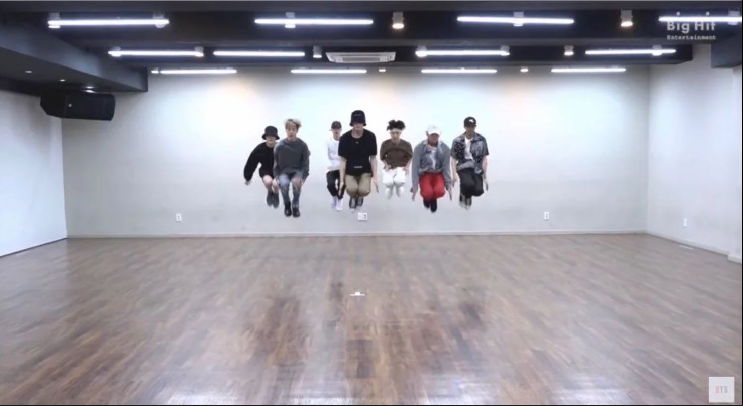 而BTS的歌曲雖然是出了名的編舞難,但是整齊度也絲毫沒有因為困難的編舞而下降,在昨天(2日)公開的新歌<IDOL>的舞蹈版影片中,BTS就讓大家再次看到什麼才是「刀群舞」,連跳起來的瞬間都可以一秒不差,真的是太誇張了啦!