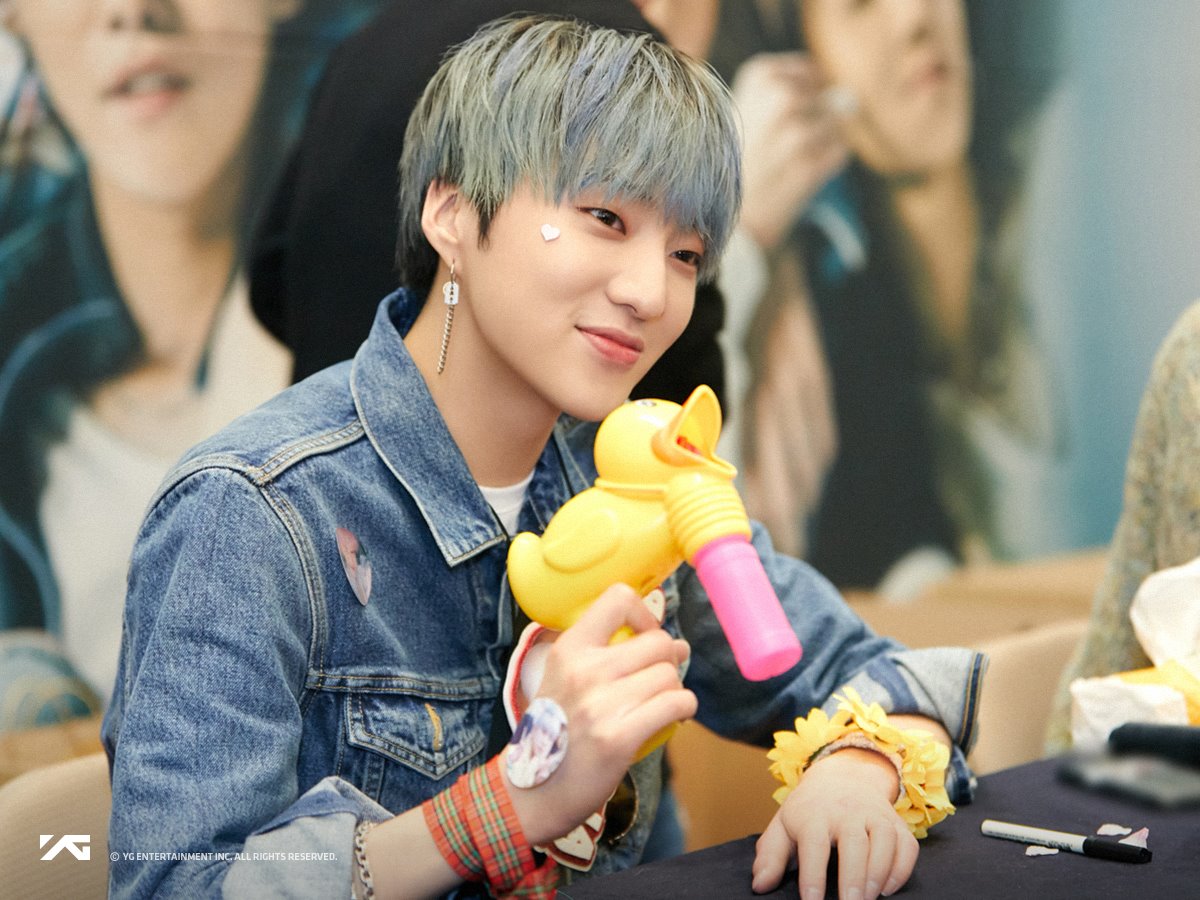 WINNER姜昇潤的Solo曲「偷心賊」中,有兩句女生視角的歌詞「바보 같은 강승윤 나도 너를 사랑해(像笨蛋一樣的姜昇潤,我也愛你)」、「눈치 없는 강승윤 바람 피면 죽는다(不會看臉色的姜昇潤,劈腿的話就死定了)」,整首歌充滿著粉紅泡泡,真的超甜的~
