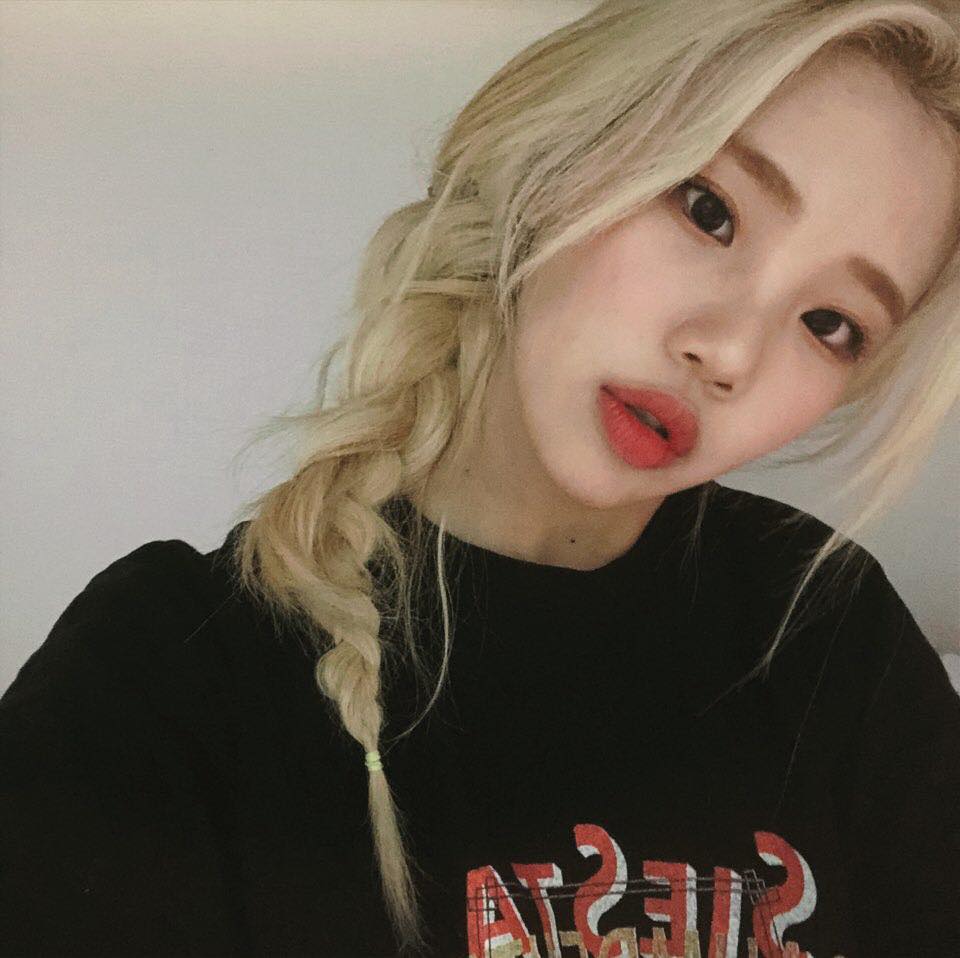 # MOMOLAND - JooE
在MOMOLAND之中最具有個人特色的成員,是染著一頭特殊髮色JooE,以活潑開朗形象受到粉絲的喜愛,高人氣也讓JooE成為各大綜藝節目以及廣告的新寵兒!