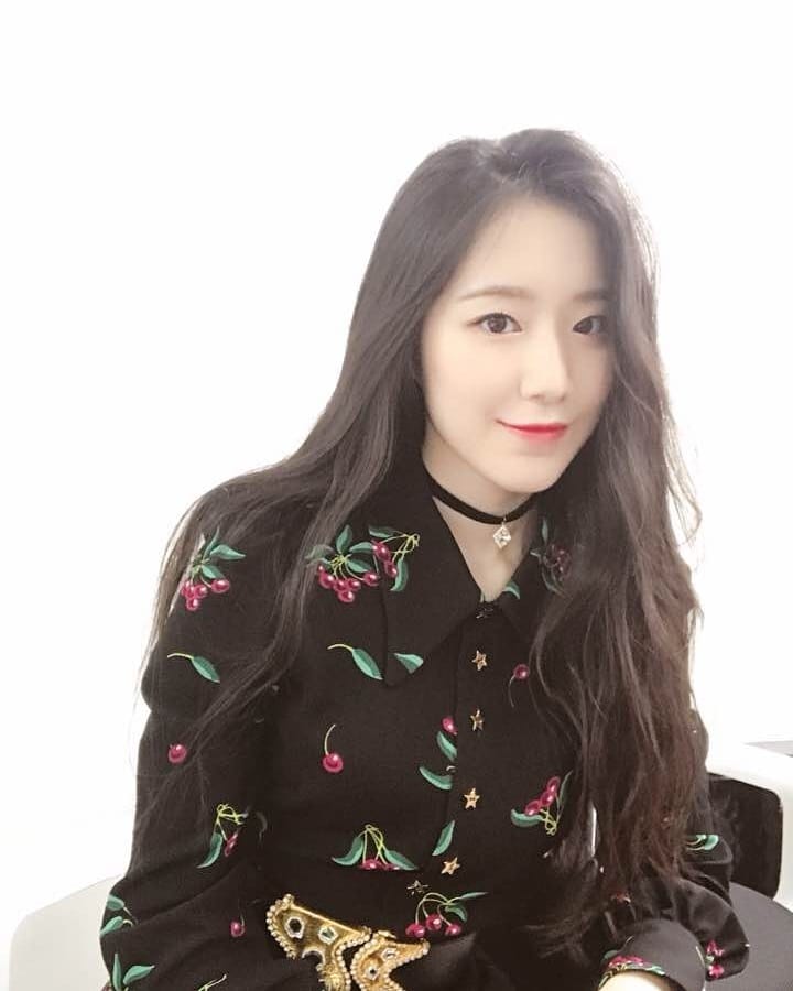 # (G)I-DLE - 舒華
在拍照時專業的表情也被韓國網友說「氣勢不像新人」,從出道前就參與過MV等作品演出的舒華,冷豔的外型也讓不少韓國網友驚嘆!