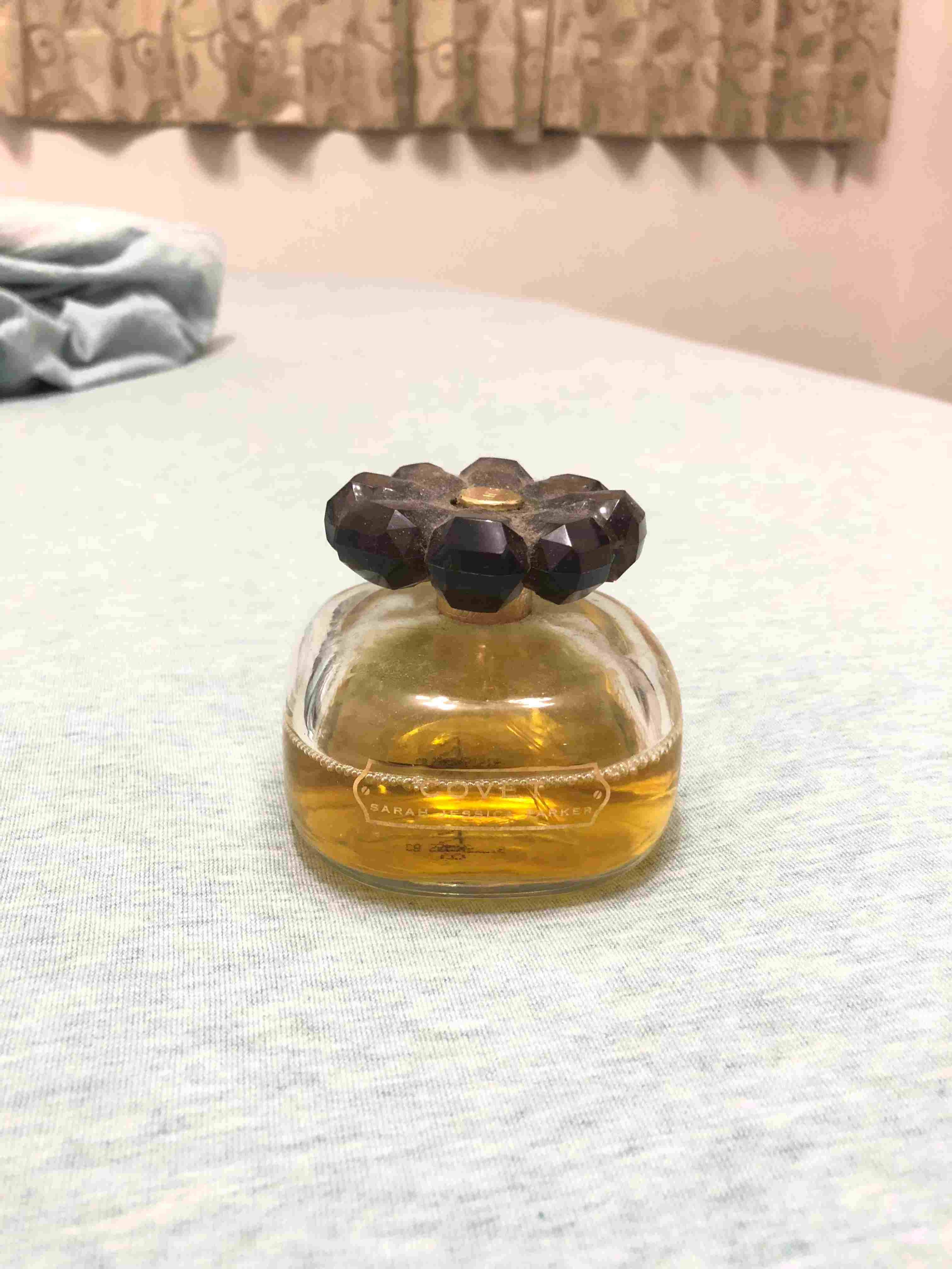 2、Sarah Jessica Parker-Covet Eau De Parfum Spray
是一款花香型木質麝香調的女用香水,在2007年推出,前調是薰衣草、天竺葵葉、黑巧克力、西西里島檸檬;中調是金銀花、玉蘭、鈴蘭;基調為琥珀、麝香、喀什米爾木、香根草、柚木。此香味沉穩又不失風采,適合清熟女的妳。