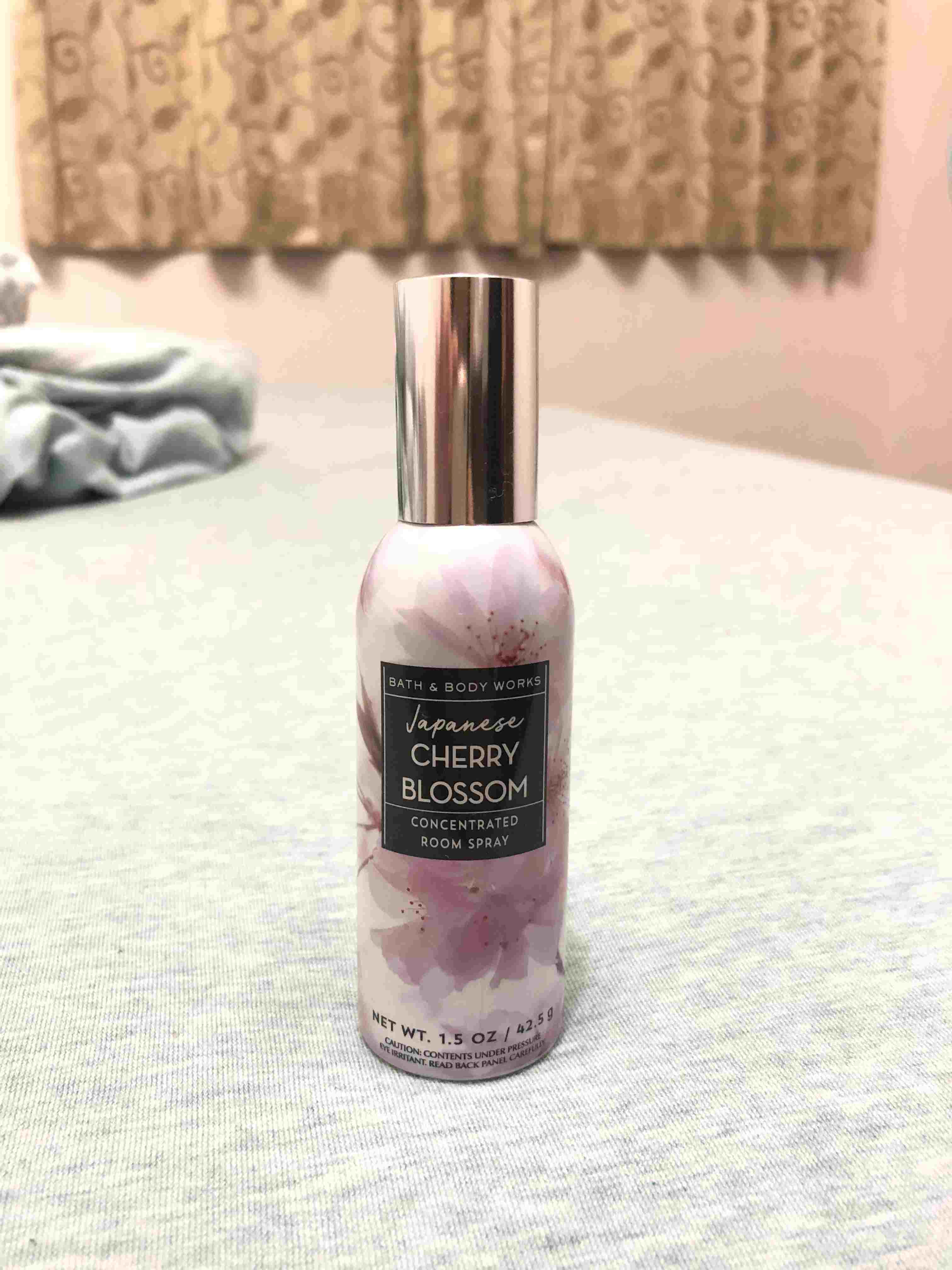 8、Bath&Body Works-Japanse Cherry Blossom
此為特別介紹,相信有注意美國香氛牌子的人對它一定非常熟悉,除了價格平價之外,香味選擇豐富,買起來一點也不心疼,圖片中介紹的是房間香氛噴霧,只要噴個兩下,整個房間便散發出櫻花香氣,頓時讓人深清氣爽。