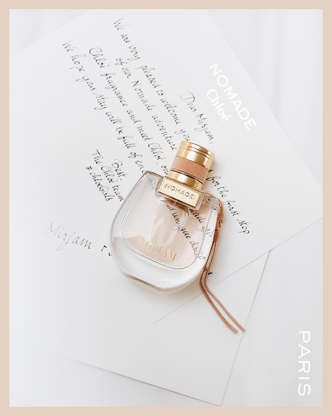3、CHLOÉ-A fresh musky floral Eau De Toilette
瓶口使用象徵白玫瑰純潔優雅的白色緞帶,瓶身則是呈現出Chloé的經典裸膚色的經典裸膚色,它的香味屬於比清新淡雅,跟大家熟知Chloé經典同名女香不一樣,使用簡單自然的香氛元素,呈現出是舒服,輕盈而自然的香氛。