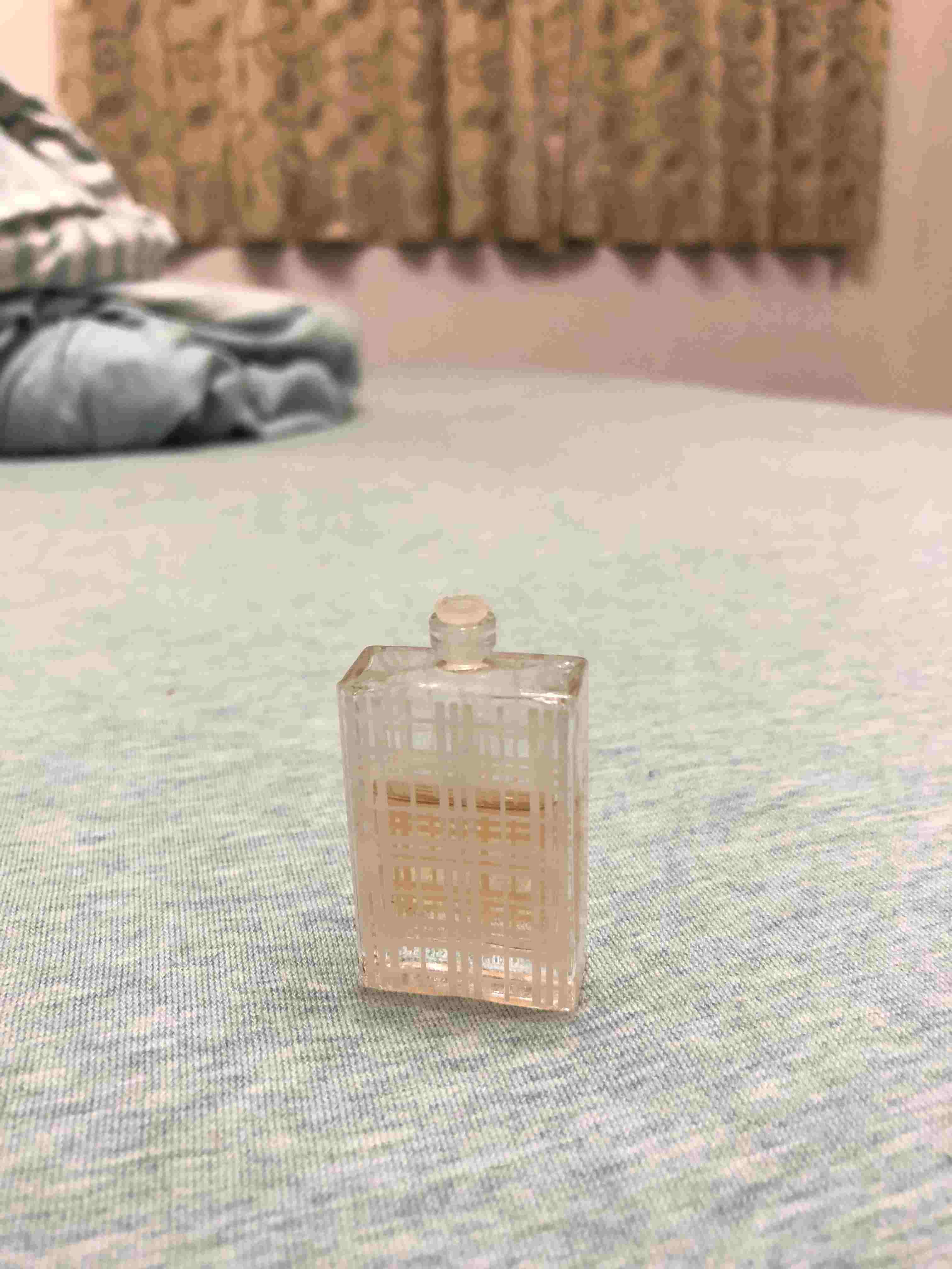 4、Burberry-London
清新優雅的花香調,散發玫瑰及忍冬的輕柔前調;濃郁的中調,混合大溪地白梔子花、茉莉及牡丹,並帶一縷清新的柑橘香;後調為檀香木、麝香及廣藿香,隱約透出一股暖意,創造提振精神的氣息,推薦冬天使用,讓你擁有被溫暖包覆的感覺。
