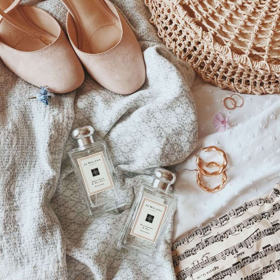5、Jo Malone- Pear and Freesia
這個味道非常經典,猶如新鮮採摘的清新梨子香氣,搭配白色小蒼蘭所綻放的花香,佐以琥珀、廣藿香與木質香調的柔和芳香,瓶身擁有奢華的金色光澤,彷彿集結秋天的氣息,散發出一種內斂的性感,非常迷人!