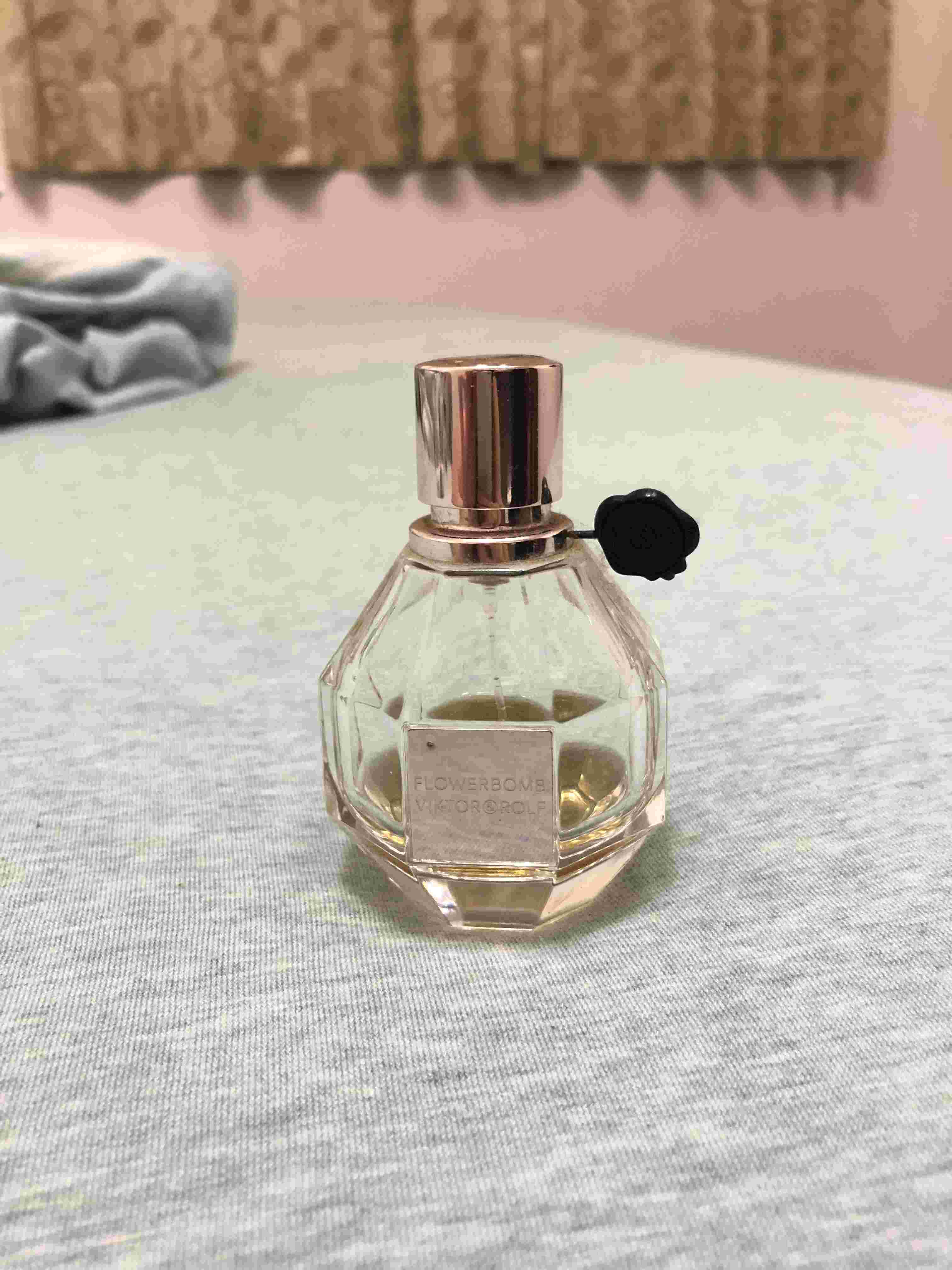 6、Viktor&Rolf-Flowerbomb
Flower bomb翻譯就是「花炸彈」,瓶身設計為多切割面粉紅色手榴彈型式,香味包含綠茶、檸檬、茉莉、蘭花、玫瑰、蒼蘭和天竺薄荷的香味。Viktor&Rolf說:「我們希望在這個瞬息萬變的世界裡製造一顆來自百花的炸彈,一朵太少,我們要全部,這就是我們的力量所在。」由此可見,當妳看到它便會有春天百花齊放的想像。