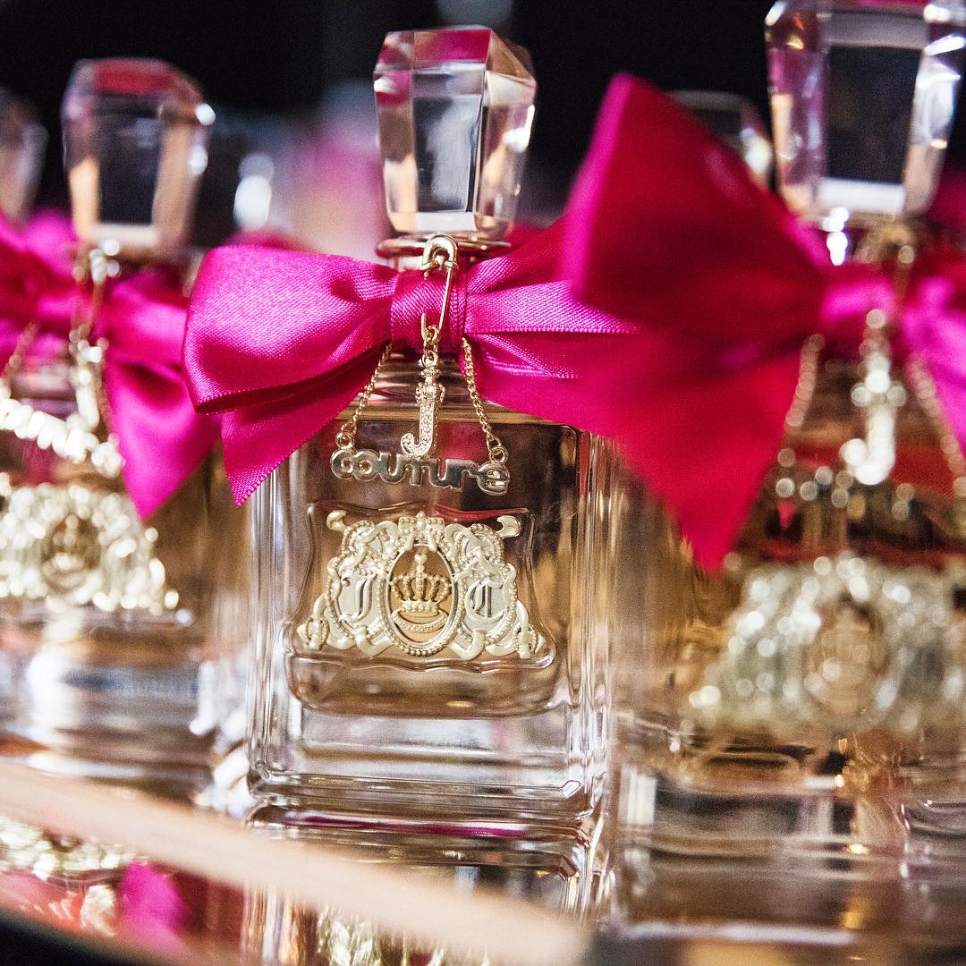 7、Juicy Couture-Viva La Juicy Rosé
這款香水包裝辨識度超高,像水晶一樣的瓶蓋搭配同色瓶身,桃紅色蝴蝶結與奢華的金色裝飾高調又華麗,以香甜西洋梨結合茉莉、薔薇、白牡丹、鳶尾花,傳遞淘氣世故風,香味清新甜美,讓妳天天使用都不會膩!