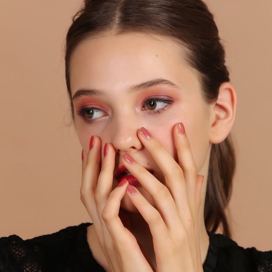6、Angelariel
品牌其實是兩位創辦人的名字,Angela和Ariel,他們希望女孩透過指彩找到屬於自己的風格,若覺得擦單色很無趣,那你一定要來看看,ANGELARIEL推出不同質感甚至觸感的指甲油,能夠從中找到驚喜。現在在台北、高雄百貨公司設有專櫃,喜歡的女孩可以去逛逛。