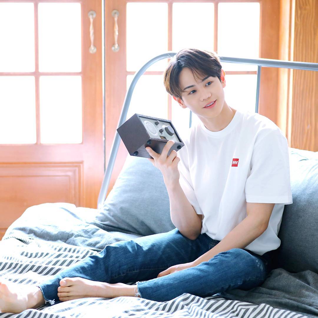 2日在MBC FM 4U《梁耀燮的夢想電台》廣播進行的新歌介紹環節中,在聊到神話回歸的話題時,耀燮也公開了神話與Highlight之間一段溫馨感人的故事。