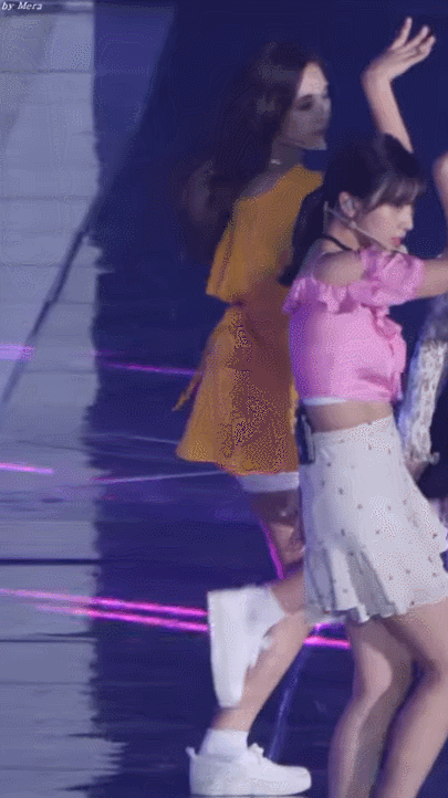 TWICE也在前陣子的公演當中有了一點舞台小插曲,就是成員子瑜表演新歌舞蹈的時候一個滑步,不小心把鞋子也滑掉啦!而子瑜鞋子掉的當下馬上從「商業表情」轉成「子瑜牌傻笑」ㅋㅋㅋ