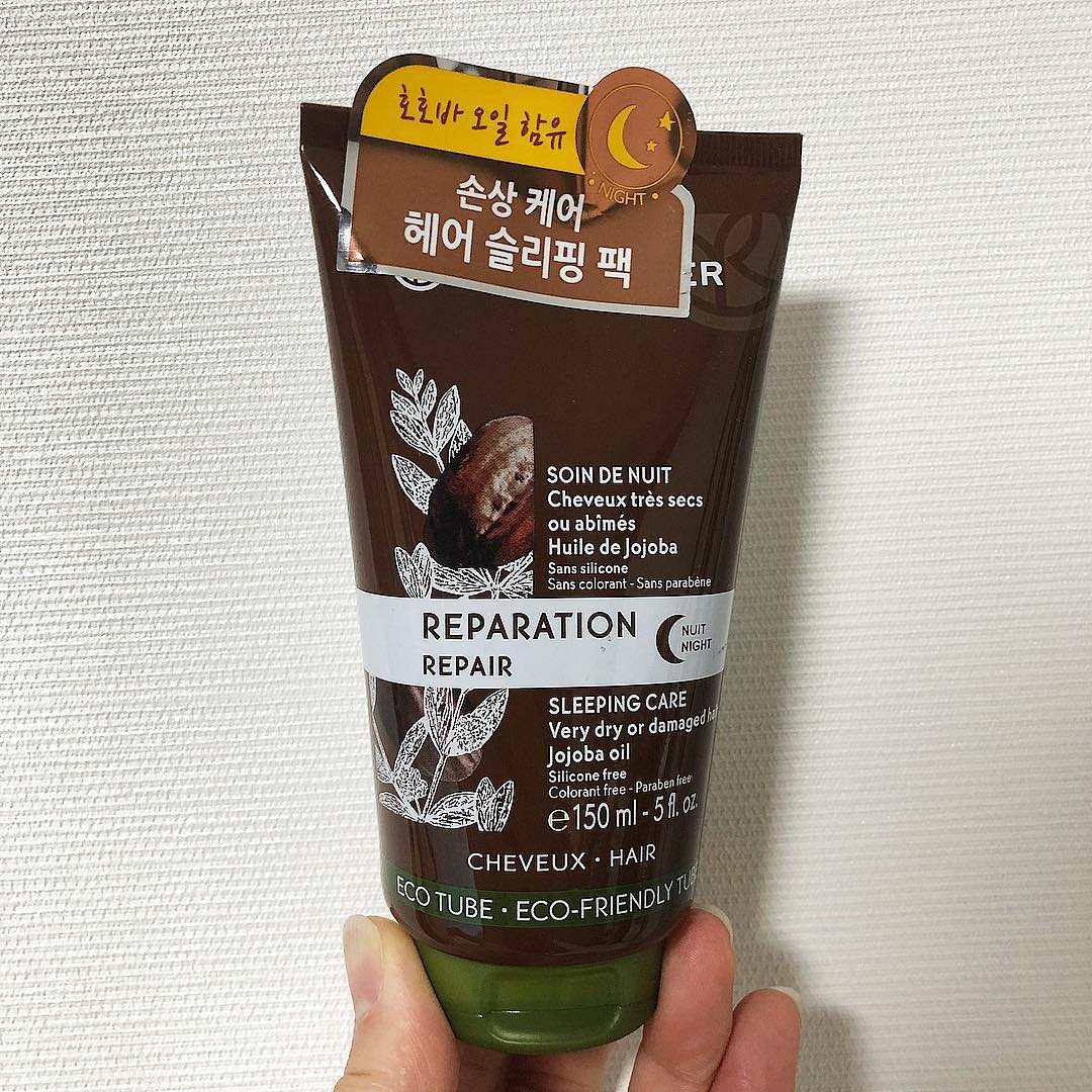 #Yves Rocher 荷荷巴夜間深層修護精華髮膜:應該有不少人第一次聽到這個牌子,但是韓妞可是對這個牌子的荷荷巴髮膜為之瘋狂~裡面添加了高濃度的荷荷巴油,在睡眠時發揮修護攻效,能為秀髮提供長達8小時的修護,使秀髮回復到健康強韌的狀態。經儀器測試結果顯示,原本受損的頭髮在使用髮膜後的韌度是使用前的20倍!雖然是精華髮膜,但濃郁柔潤的質地不會使頭髮油膩,也不會弄髒枕頭,睡前可以安心使用~