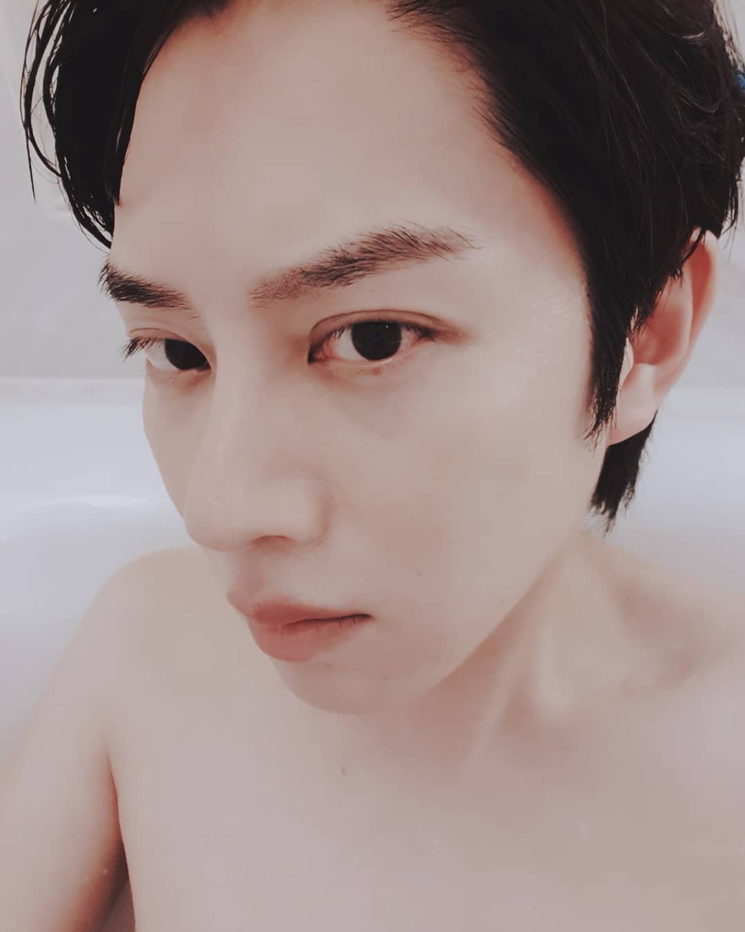 # Super Junior - 希澈
說到牛奶皮膚當然一定要講到希澈!
來!大家一起大喊:「牛奶皮膚金希澈,我們愛你金希澈」
現在的00後的孩子們還會知道這個口號嗎(笑XDDD)