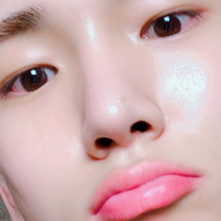 # SHINee - KEY
小編要先澄清!
真的不是小編有意要黑KEY的,是KEY自己把這張圖放上IG的!
KEY果然是牛奶皮膚的代表啊,那麼近看都沒有毛孔啊(已羨慕)