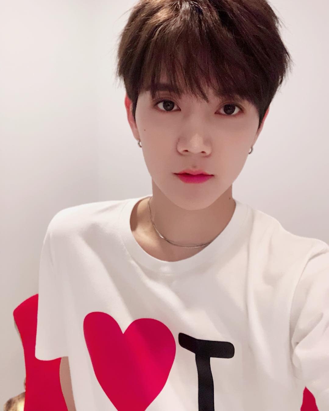 # NU'EST - Ren
除了顏值不科學之外,就連毛孔也都不合理啊!
看到Ren這完美膚質,身為女性的小編真的要好好自我反省了XDDD