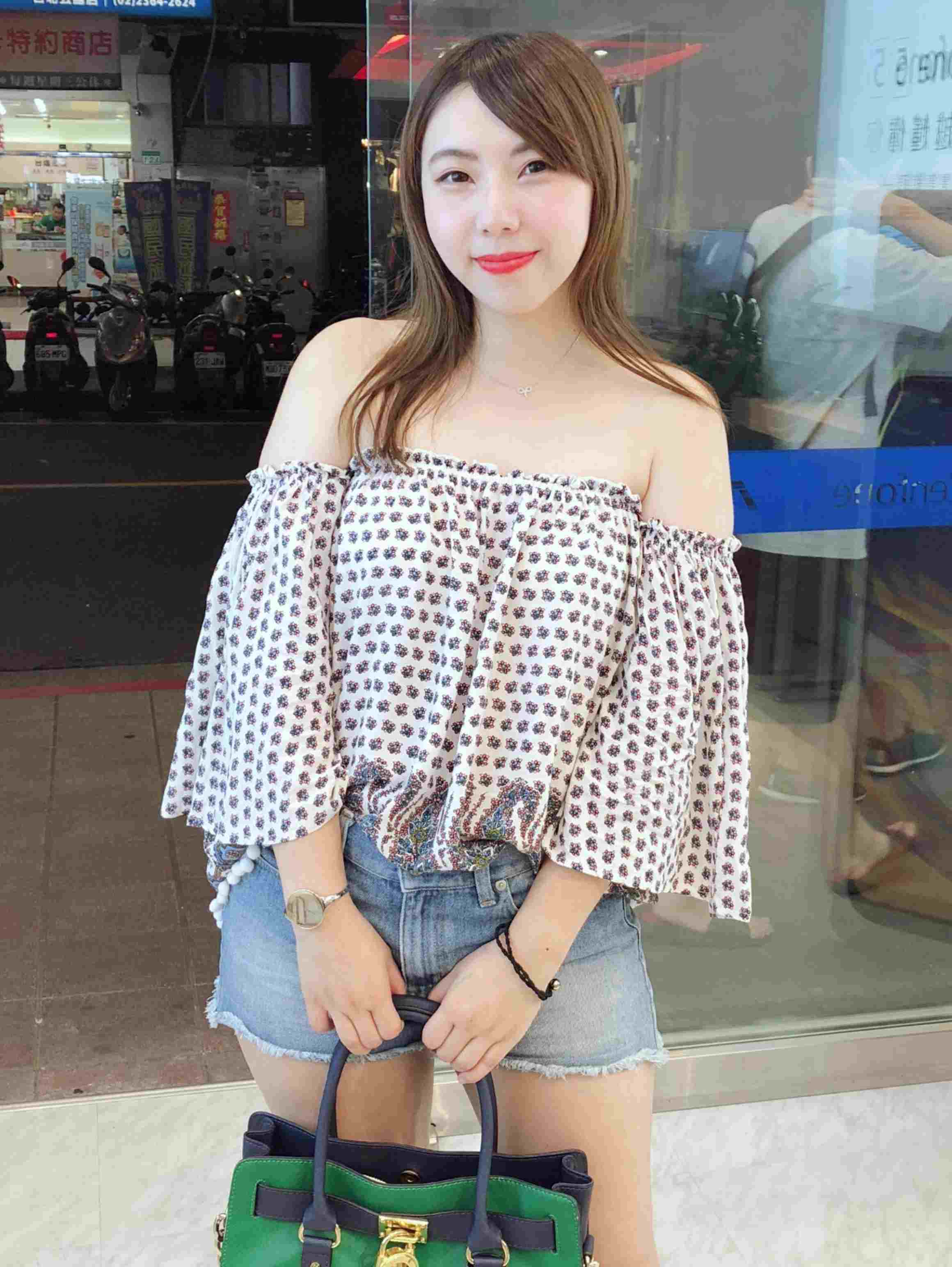 這件上衣跟一字領的衣服不同,這類型的衣服很容易買到雷品,因為袖口不夠寬就很容易把手臂卡出勒痕TT這件衣服露出來的範圍比一字領更大,肩膀的直角線條更明顯,看起來就更瘦囉!不管是短褲或合身長褲都能成為時尚的穿搭,再戴上個墨鏡就變成好萊塢明星,名模出門都這樣穿的~