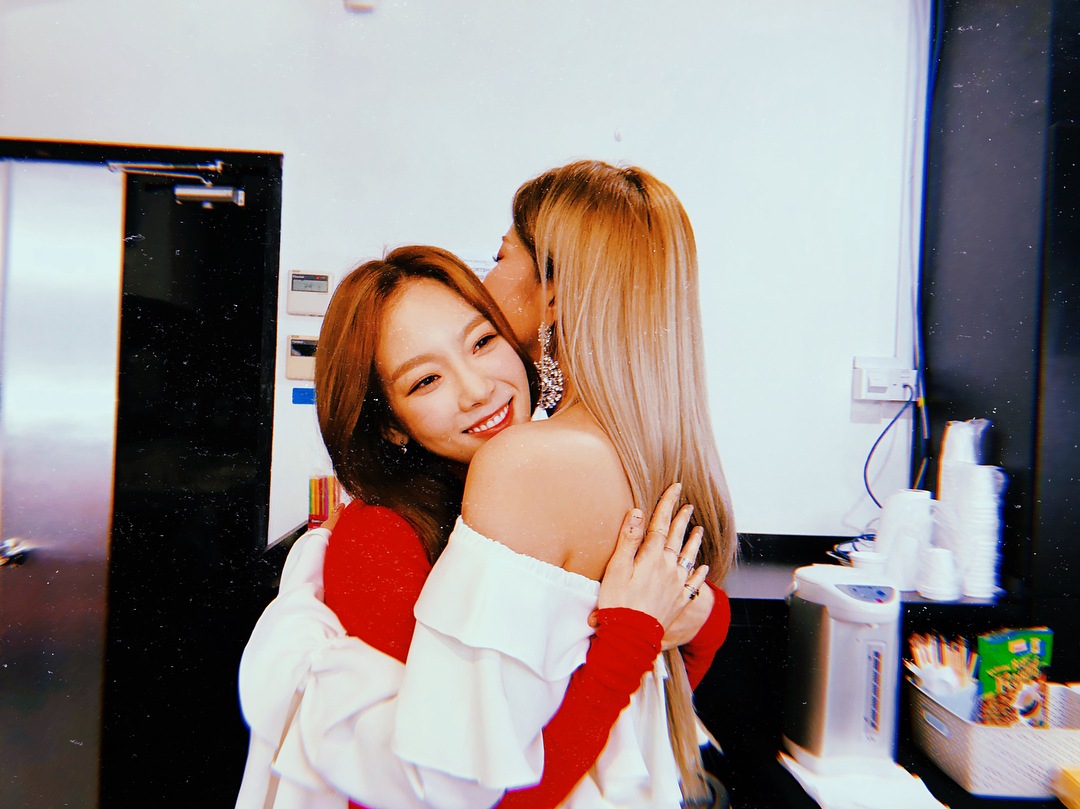 Heize tag一連串對太妍的形容詞,開心打下「我終於抱到姊姊了!和 #親切 #友好 #妖精 #天使 #溫暖 的太妍前輩初次見面,乾脆不睡覺一直想著這件事好了 #成成成成成成成成功的粉絲」變身小粉絲的Heize抱抱、勾手,像足了粉絲見到心愛偶像的興奮舉動。