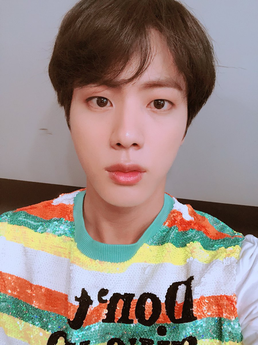 # 防彈少年團 - JIN
雖然防彈少年團中身高最高的是RM,但 JIN憑藉著逆天的顏值以及過人的自信,也讓他成為防彈少年團的門面擔當!