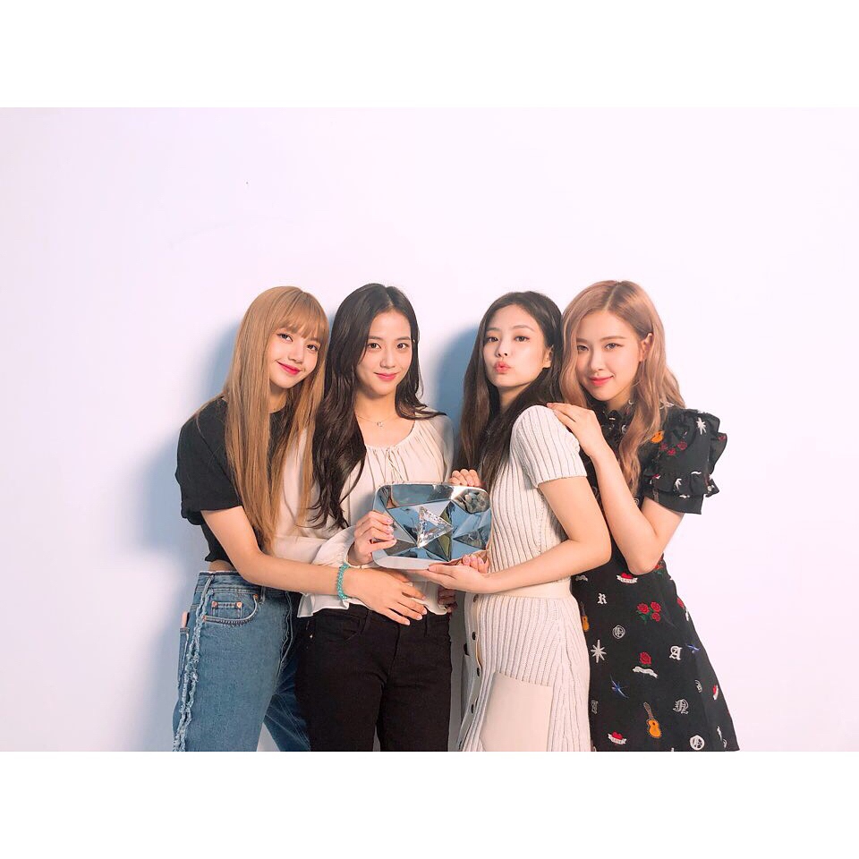 BLACKPINK出道至今除了歌曲暢銷,每位成員各自的獨特風格同樣頗受大眾喜愛,最近Jisoo和Rose特地飛往紐約時裝周擔任觀賞嘉賓,明星氣場可是沒有輸歐美人呢!
