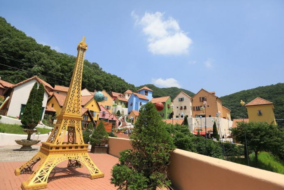 4.小法國
這裡是韓國唯一的法國主題公園,已經有許多電視劇在此取景過而因此得名,這裡的風景能讓人聯想到美麗的法國之外,能讓孩子們做夢、讓成人們回歸童心。不只有各種的公演,還有各式的文化體驗活動,也能學習跟法國相關的知識。