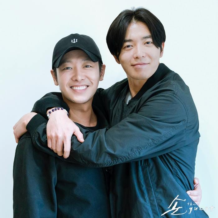 《客:The Guest》受到注目的原因還有「咖啡王子1號店CP檔」出現!時隔11年和金東旭第二次合作,同歲的兩人表示合作起來很幸福,像是老朋友再次聚在一起的感覺,金材昱還在發布會上害羞告白「愛你~東旭啊!我們在現場不要打架喔XD」