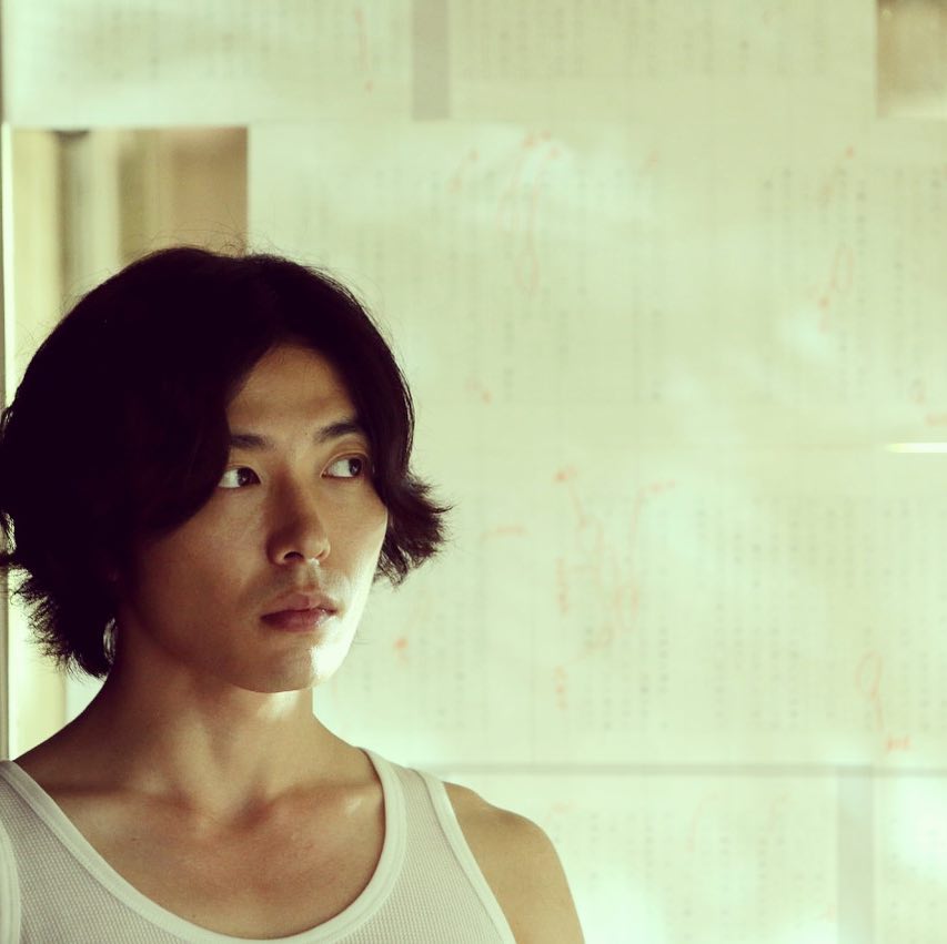 金材昱最近和日本知名女演員中山美穗主演的《沉睡蝴蝶》,飾演年輕韓國留學生,與一位患有阿茲海默症的女作家在她人生最後的日子發展出一段浪漫又糾結的姊弟戀。電影中展現超流利日語能力,其實金材昱在日本和家人一起生活了7年,直到8歲才回到韓國。