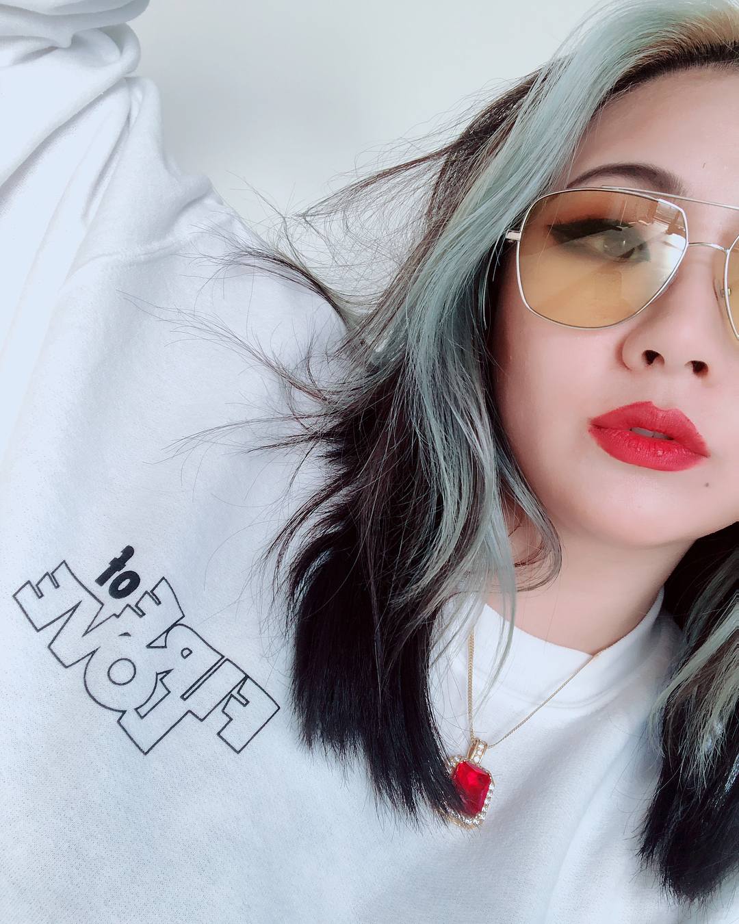 在美國出道計畫似乎有種無疾而終的味道,CL曾經在老楊(YG社長梁鉉錫)的貼文下留言「社長那我呢?請回覆我訊息」透露長久以來被冷落的心情,也曾為了等待很久的粉絲偷偷錄製英文歌曲雖然最後還是刪除了,實在讓人很心疼阿~