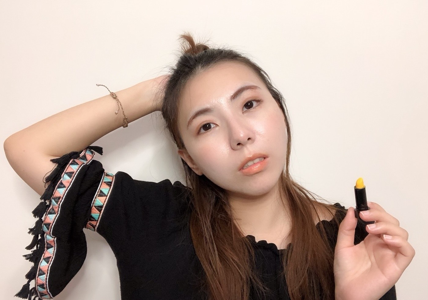 #5:黃色
眾所矚目的黃色唇膏來了,本來以為擦起來會很奇怪,但呈現出來的色澤是橘色,像極了夕陽照耀的唇色,最意想不到的黃色擦起來竟如此特別,黃色唇膏除了可以單擦也能疊擦在其他口紅上面,會帶點光澤的亮度喔!