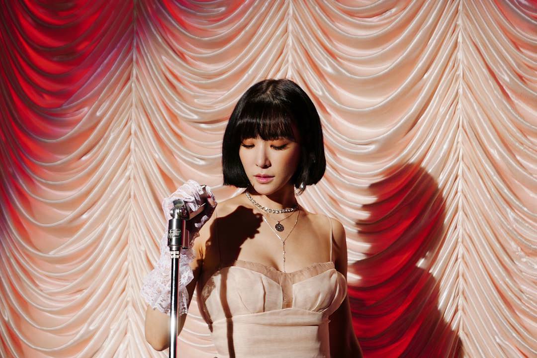 15日驚喜公開要再次發行新曲《Teach you》的Tiffany,如此快速的回歸也讓粉絲們覺得又驚又喜,在新公開的照片中,大家也不敢置信Tiffany竟然把一頭長髮剪掉了!
剛開始小編還不敢相信是真的把頭髮剪短了XD