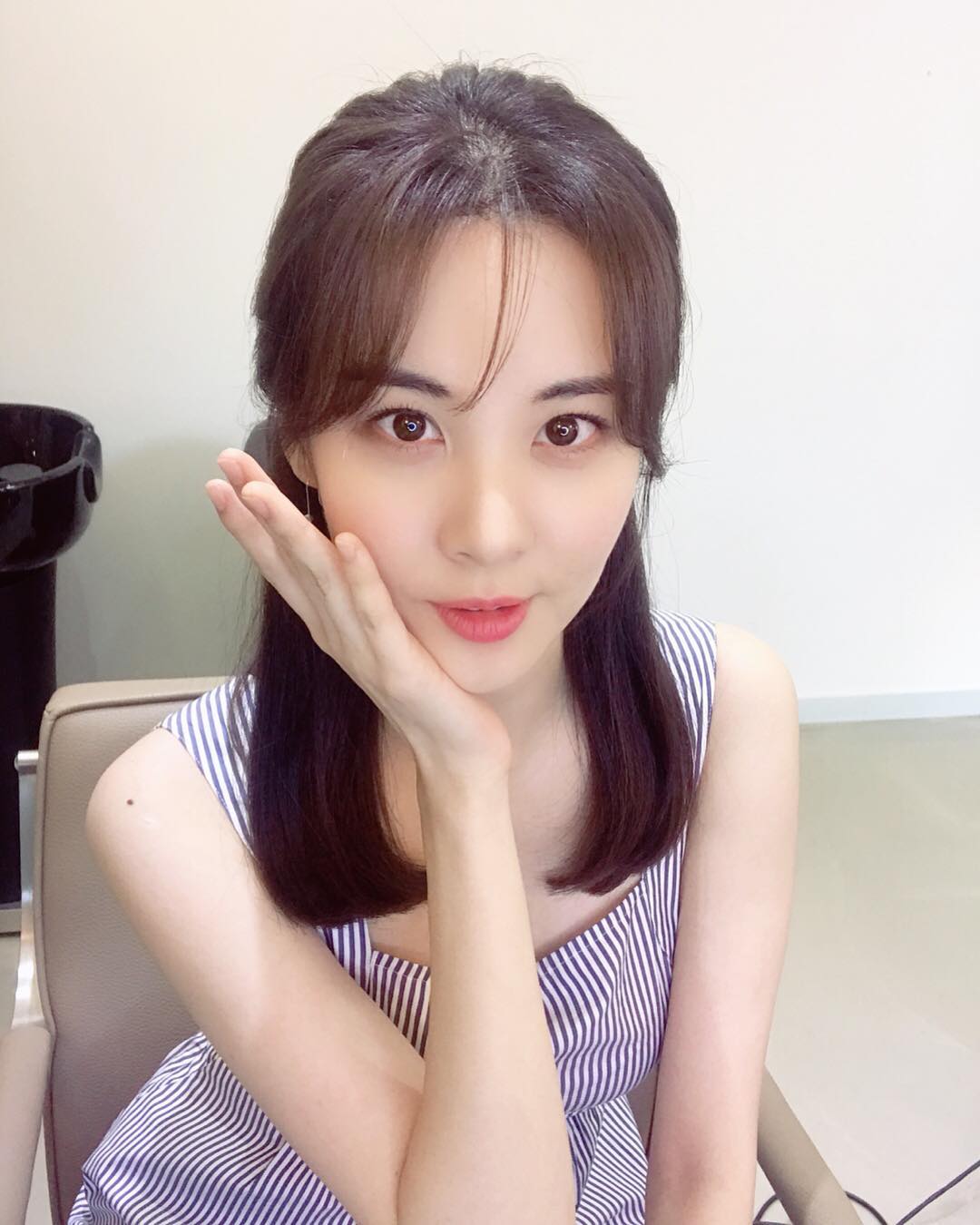 少女時代成員們的好感情也經常可以看到,她們常常會出現在彼此的SNS上,也會留言等。先前忙內徐玄上傳了拍攝韓劇《時間》的照片時,成員們也都留言對她加油打氣。