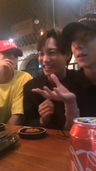 其實泰民的好友還有VIXX的RAVI,在7月的時候剛好是泰民生日的日子,KAI、RAVI和Timoteo三個人一起去了漢江,還去吃了烤肉串。在一起出門的期間,三個人輪流用自己的Instagram直播,直播內容真的非常的隨意啊~~